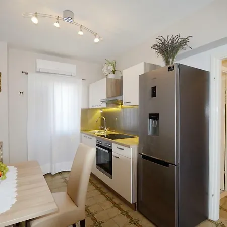 Apartman Ruzmarin شقة *